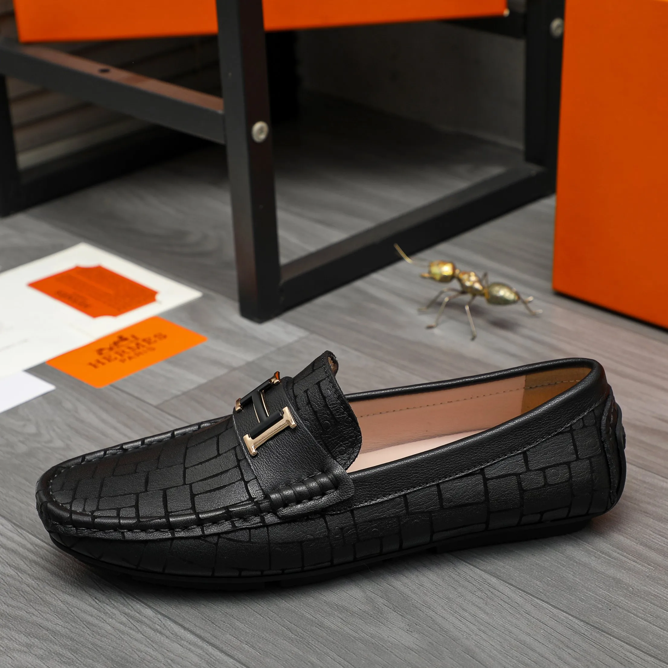 P380 Product trademark: HERMES "Hermes" casual slip-on men's shoes Regular size: 38-45 Product material: Selected embossed cowhide upper, sheepskin lining, rubber outsole